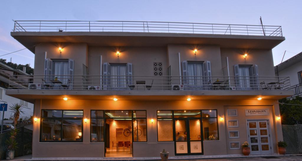 Leonidaion Guesthouse Olümpia Kültér fotó The hotel at night
